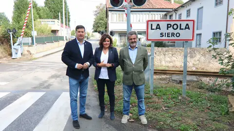 A la izda, Silverio Arg&uuml;elles, Beatriz Polledo y Juan Luis Berros junto al paso a nivel de El Bayu