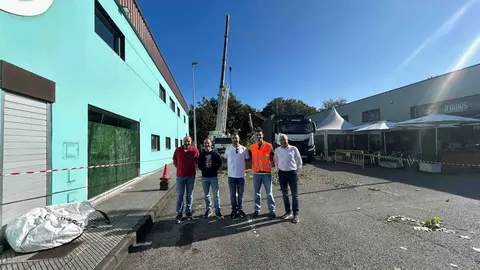 Los ediles, junto a Jos&eacute; Antonio Mart&iacute;nez, t&eacute;cnico municipal; Adri&aacute;n D&iacute;az, de la empresa adjudicataria, y Arturo Cima, presidente de la asociaci&oacute;n &Aacute;guila del Nora.