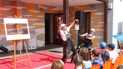 El grupo de teatro Los Pintores, en plena actuaci&oacute;n en el escenario de la Casa de Cultura de Lugo de Llanera