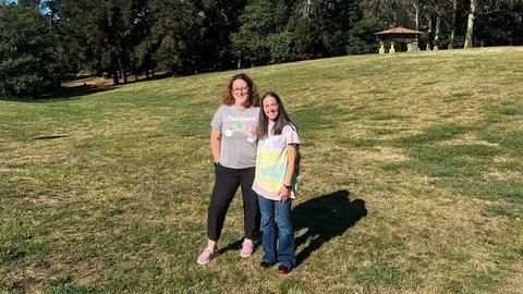 A la izda, Mar&iacute;a Azpiroz y Marina Osl&eacute; en una de las enormes zonas verdes de las que dispone la Urbanizaci&oacute;n Soto de Llanera