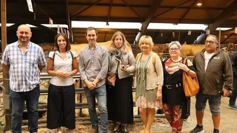 Silvia T&aacute;rano y Diego Ruiz de la Pe&ntilde;a, segundo y tercero por la dcha, posando en Agrosiero con otros compa&ntilde;eros de formaci&oacute;n