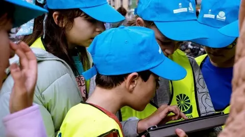 Ni&ntilde;os realizando una actividad de la REC de Cogersa.