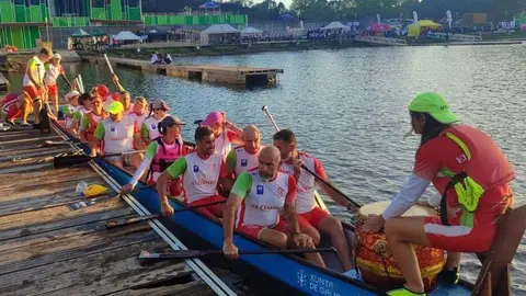 Barco Drag&oacute;n Mixto del C.P. El Gaitero Villaviciosa participando en el Campeonato de Espa&ntilde;a este fin de semana en Galicia.