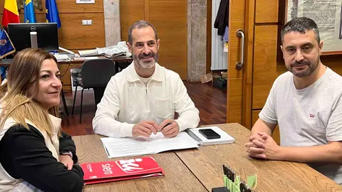 La portavoz de IU, Tere Mallada, en un momento de la reuni&oacute;n mantenida con el alcalde y el equipo de gobierno de Siero