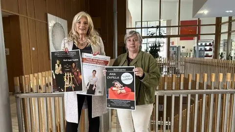 Aurora Cienfuegos e Isabel Gonz&aacute;lez con los carteles de la programaci&oacute;n.