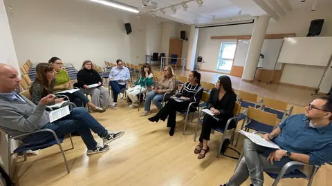 De izquierda a derecha, Orlando Men&eacute;ndez, del Plan Municipal de Drogas y Adicciones; Sonia Garc&iacute;a, directora del IES Llanera; Yoana Varela, de la Oficina Joven; Isabel Su&aacute;rez, directora del colegio de Posada; Cristina Calama, directora del colegio de San Cucao; Alejandra Pelayo, directora del colegio de Lugo; Montse Alonso, concejala de educaci&oacute;n, cultura y bienestar social; Catalina Garc&iacute;a, t&eacute;cnico municipal de infancia; &Aacute;ngela Fern&aacute;ndez, psic&oacute;loga del centro asesor de la mujer; y H&eacute;ctor P&eacute;rez, bibliotecario.