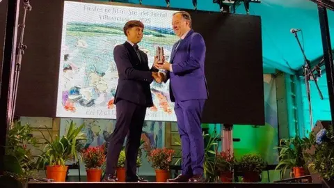 Eloy Sevares y Alejandro Vega en un momento del Preg&oacute;n del Portal 2025.