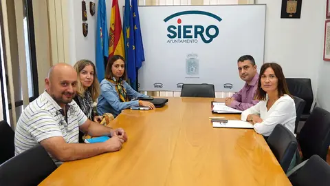 Representantes de Podemos y del Equipo de gobierno momentos antes del inicio de las conversaciones