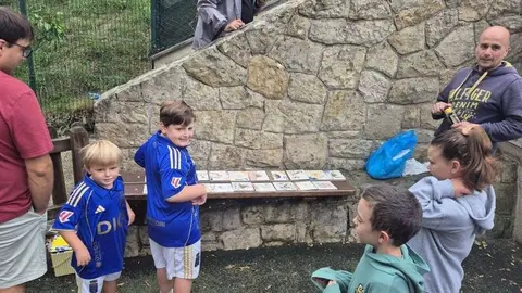 Luis Batalla, con varios ni&ntilde;os de Tazones que crearon estos azulejos con Charo Cimas.