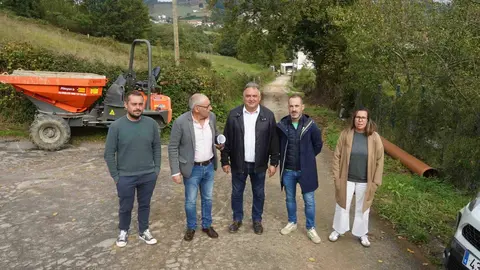 A la izda, Rub&eacute;n Montes, de la empresa adjudicataria; Juan Carlos &Aacute;lvarez, ingeniero municipal; el concejal, el alcalde y la ingeniera municipal, Leire Gabilondo.