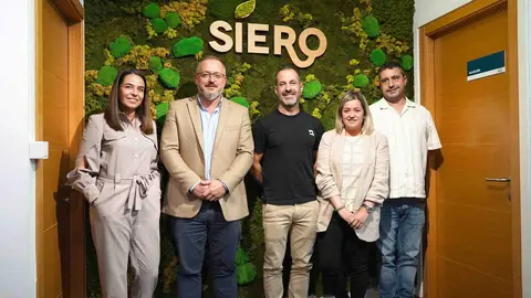 A la izda, Carmen Le&oacute;n, vicepresidenta CAC;  Joel Garc&iacute;a, presidente CAC y Pilar D&iacute;az, vicepresidenta de la CAC