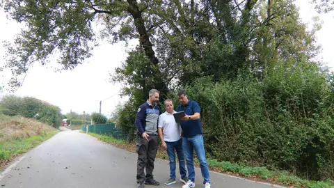 Silverio Arg&uuml;elles, a la derecha, conversando con Juan Gonz&aacute;lez, del PP de Llanera y un vecino de Robledo