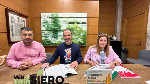 A la izda, Javier Rodr&iacute;guez, concejal de Urbanismo y Mar&iacute;a Teresa &Aacute;lvarez, concejala de Izquierda Unida Siero, flanqueando al alcalde