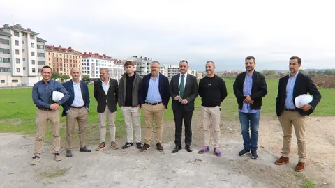 El alcalde de Siero, tercero por la derecha, con ingenieros y promotores del proyecto