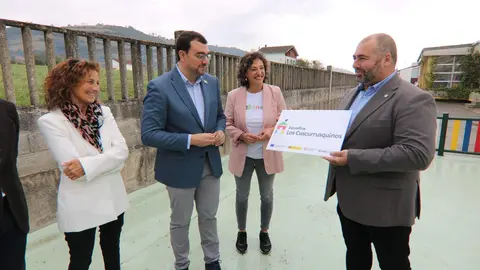 A la izda, la consejera, Eva Ledo, junto al presidente Barb&oacute;n, Yolanda Garc&iacute;a, directora de la escuelina y el alcalde de Sariego, Sa&uacute;l Basti&aacute;n