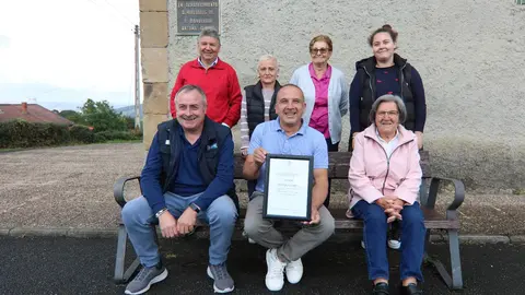 Vecinos de Corripos posando al lado de la iglesia del pueblo