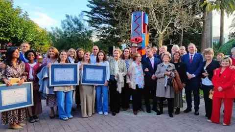 Posado ante la estatua homenaje.