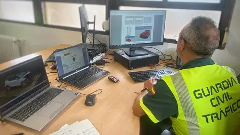 Guardia Civil investigando un accidente.