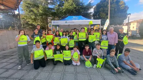 la alcaldesa de Llanera, de pie segunda por la derecha, con los alumnos del colegio de Posada, y el concejal de juventud, en el parque de Posada