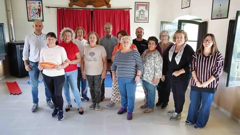 Junto a los ediles, Virginio Ram&iacute;nez, primero por la izda, director del Patronato Deportivo Municipal; Consuelo Urdangaray, t&eacute;cnica municipal, alumnas y monitor de la actividad "Panadero del Deporte" en las escuelas de Pa&ntilde;eda, en la parroquia de Anes.