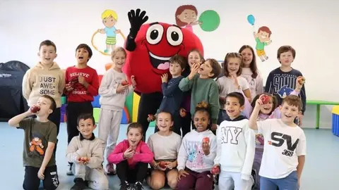 Manzanina reparti&oacute; hoy manzanas entre los escolares de Villaviciosa.