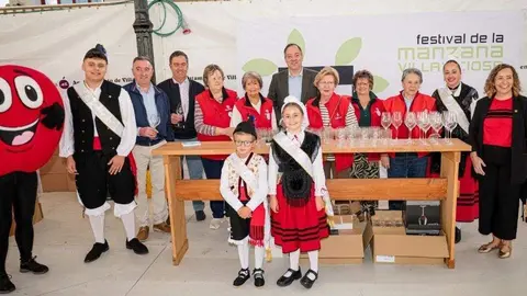 Voluntarias de C&aacute;ritas, Alejandro Vega, los ediles J. Antonio, Marcos y Roc&iacute;o, los Reyes y Reinas de las Fiestas y Manzanina.