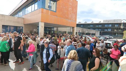 Cientos de personas se congregaron frente al Centro de Salud de Lugones