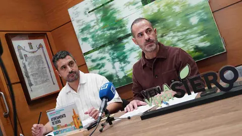 A la izda, Javier Rodr&iacute;guez y &Aacute;ngel Garc&iacute;a durante la rueda de prensa