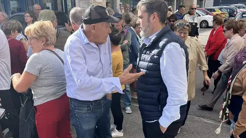 Hugo Nava hablando con un afectado en un momento de la concentraci&oacute;n de Lugones