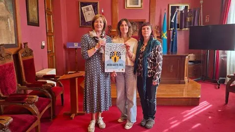 La concejala de Cultura, Reyes Ugalde, junto a las organizadoras de Mediu G&uuml;eyu ayer en la presentaci&oacute;n en el ayuntamiento.