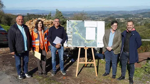 A la izda, Alejandro Villa, concejal de Caminos en el Medio Rural, Alumbrado P&uacute;blico y Zonas Verdes; Ana Benosa, jefa de la Secci&oacute;n Oriental; Manuel Calvo, director general de Infraestructuras; Manuel Serr&aacute;n, t&eacute;cnico del Servicio de Conservaci&oacute;n de Carreteras, y &Aacute;ngel Garc&iacute;a, alcalde de Siero