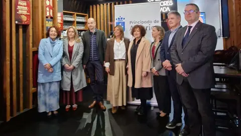 En la imagen (de izqda. a dcha.): Cecilia P&eacute;rez, presidente de la Federaci&oacute;n Asturiana de Concejos; Nerea Monroy, gerente del ERA; Pablo Garc&iacute;a, viceconsejero de pol&iacute;tica sanitaria; Gimena Llamedo, vicepresidenta del Gobierno del Principado; Marta del Arco, consejera de Derechos Sociales; Paula &Aacute;lvarez, directora general de Gesti&oacute;n de Derechos Sociales; Enrique Rodr&iacute;guez Nu&ntilde;o, director general de Mayores, y Jos&eacute; Antonio Garm&oacute;n, director general de Innovaci&oacute;n y Cambio Social