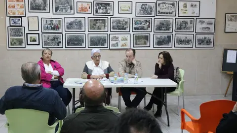 Un momento de la reuni&oacute;n de la Asociaci&oacute;n de Vecinos de Arg&uuml;elles