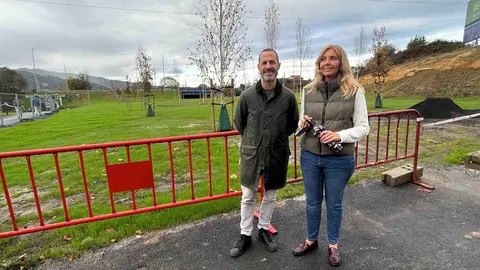 El alcalde de Siero junto a la portavoz de la Plataforma Vecinal de La Fresneda, Alejandra Cuadriello