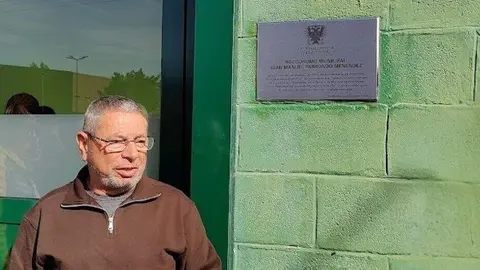 Juan, emocionado, tras descubrir la placa con su nombre.