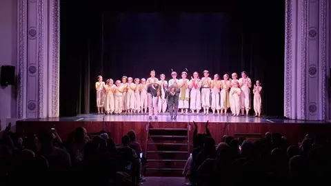 La Federica recibe la ovaci&oacute;n del p&uacute;blico desde el escenario del Riera.