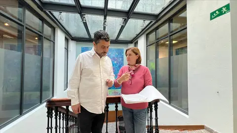 Javier Rodr&iacute;guez junto a la t&eacute;cnica municipal Amelia Areces