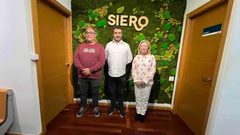 A la izda, Pergentino Mart&iacute;nez, Javier Rodr&iacute;guez y la alcaldesa de Nore&ntilde;a, Amparo Antu&ntilde;a.