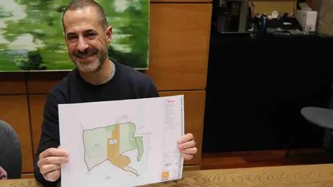 &Aacute;ngel Garc&iacute;a con el plano de la ubicaci&oacute;n de la futura Ciudad Deportiva del Real Oviedo