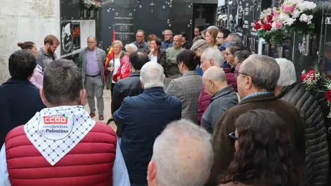 Algunos de los asistentes al homenaje a los M&aacute;rtires de Carbay&iacute;n