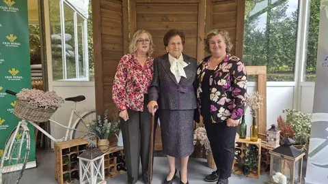A la izda,  Flor Tu&ntilde;&oacute;n, presidenta de la asociaci&oacute;n, Lola Hevia, premiada y Pilar Santianes, concejal de mayores de Siero