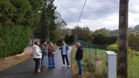La alcaldesa de Llanera (tercera por la izquierda) y el concejal de participaci&oacute;n ciudadana (segundo por la izquierda), con una t&eacute;cnica municipal y responsables de la empresa que ha ejecutado la obra en Tabladiello