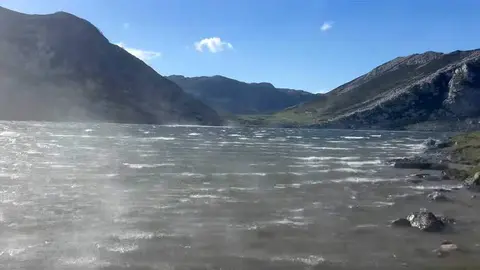 olas-lago-enol-covadonga