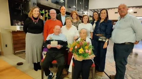 Manuel Valle y Alicia Fresno rodeados de sus familiares y de Alejandro Vega y Lorena Villar.