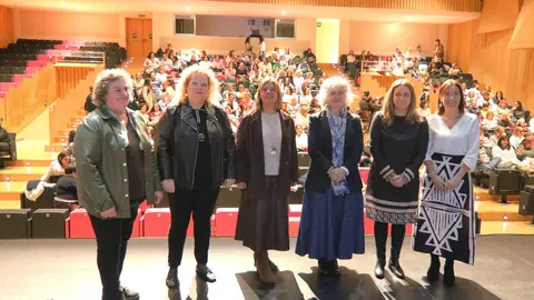 A la izda, Pilar Santianes, concejala de Mayores; Bego&ntilde;a Huergo, directora del IAAP; Gimena Llamedo, vicepresidenta; Lourdes Bermejo, ponente; Nerea Monroy, gerente del ERA, y Mar&iacute;a Jose Fern&aacute;ndez, concejala de Pol&iacute;ticas Sociales.