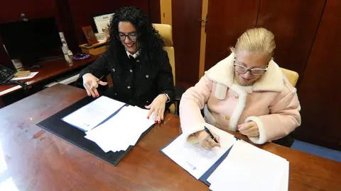 La consejera de cultura,Vanessa Guti&eacute;rrez y la alcaldesa de Nore&ntilde;a, Amparo Antu&ntilde;a, firmando el convenio de colaboraci&oacute;n entre ambas administraciones