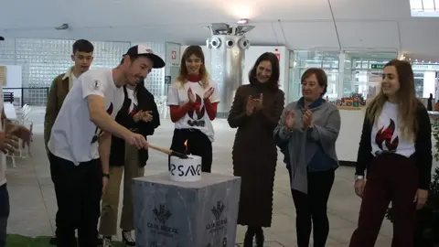 Eduardo Gonz&aacute;lez, presidente de polArte, encendiendo la lama de la SAUS en la edici&oacute;n anterior