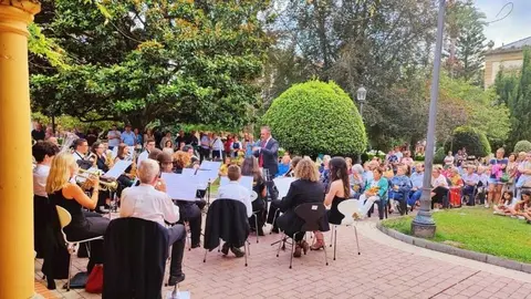 La Banda Municipal de M&uacute;sica en un concierto este verano en la P&eacute;rgola del parque Ballina.