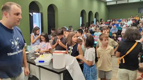 Pablo Cayado impartiendo un Taller cient&iacute;fico para ni&ntilde;os en el Ateneo.
