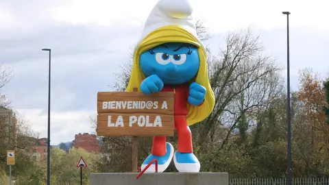 La Pitufina karateka ya est&aacute; en la rotonda de Ferrera, en La Pola